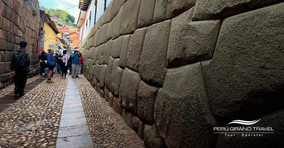 calle cusco hatun rumiyoc piedra de 12 angulos