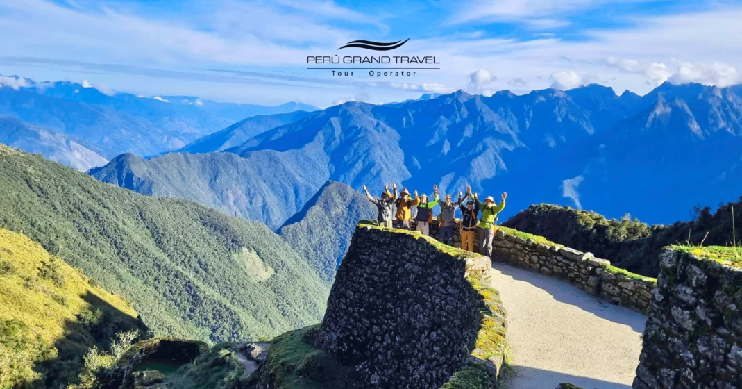 camino inca 2 dias, turistas en camino inca de 2 dias, trayecto de camino inca de 2 dias