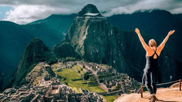 camino inca de 2 dias, camino inca hacia machupicchu, turista en camino inca de 2 dias, viajero en machupicchu