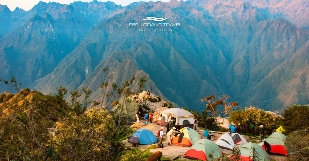 Camino Inca de 2 días vs 4 días: ¿Qué ruta es la adecuada para tu aventura en Machu Picchu? 1 campamento en camino inca, carpas en campamento, camino inca, acampando en la naturaleza, campamento camino a machupicchu, camino inca de 2 dias vs 4 dias