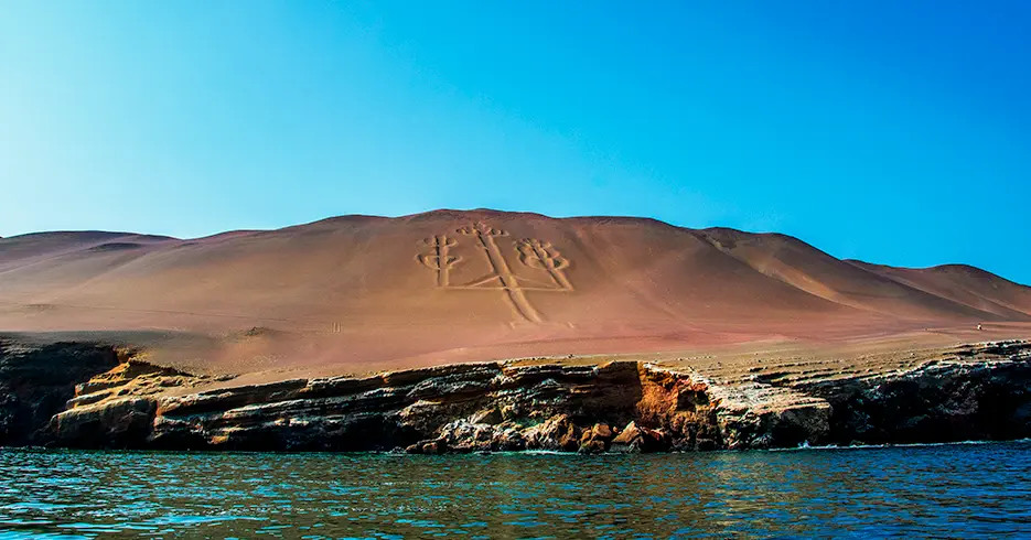 candelabro en las islas ballestas peru
