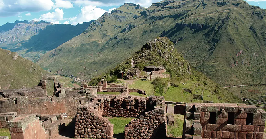 Centro arqueológico de pisac con un paisaje verde y diferentes construcciones incas y las vistas del valle sagrado