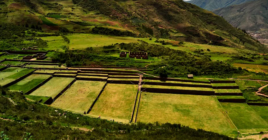 centro arqueologico de ingieneria hidraulica de tipon en cusco peru valle sur