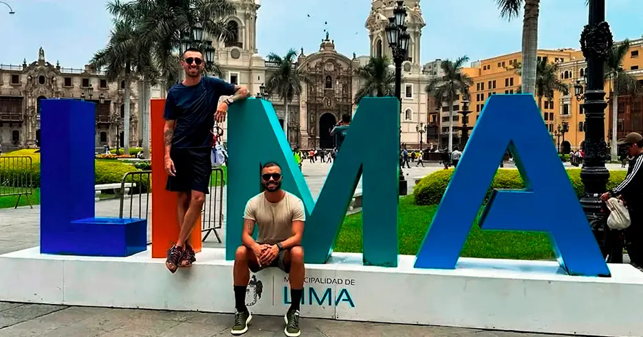 turistas posando en la plaza de armas de lima