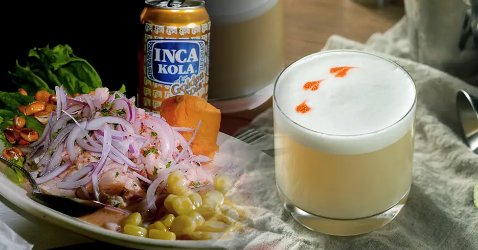 Ceviche y pisco sour, comida y bebida típica de Perú