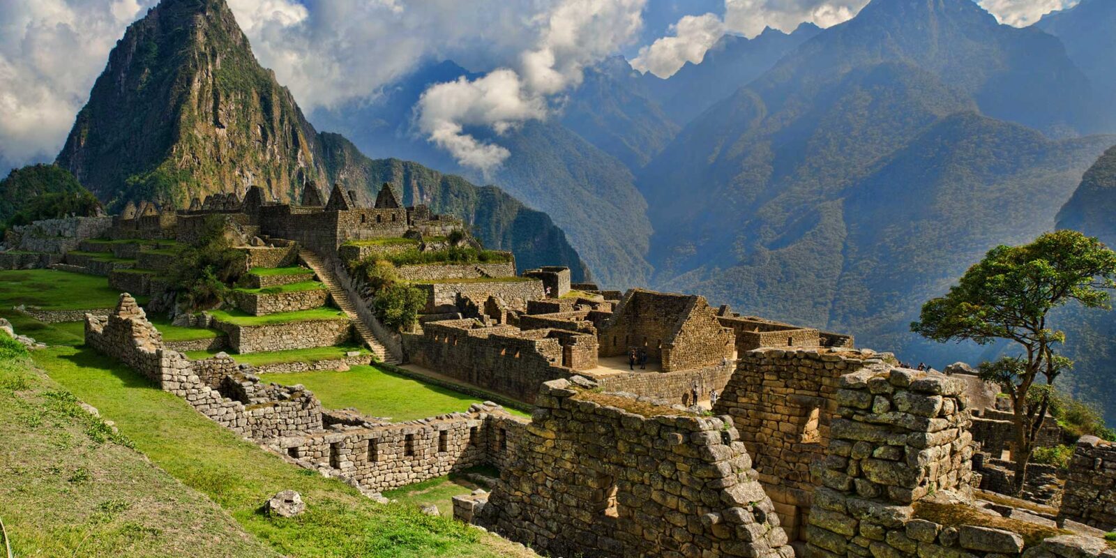 Circuito 3 Machu Picchu: Guía rápida para tu visita 5 Circuito 3 Machu Picchu - vista de las contrucciones incas y las montañas alrededor