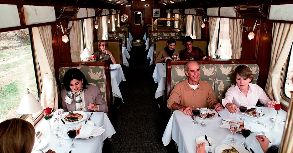 coche restaurante en el tren hiram bingham