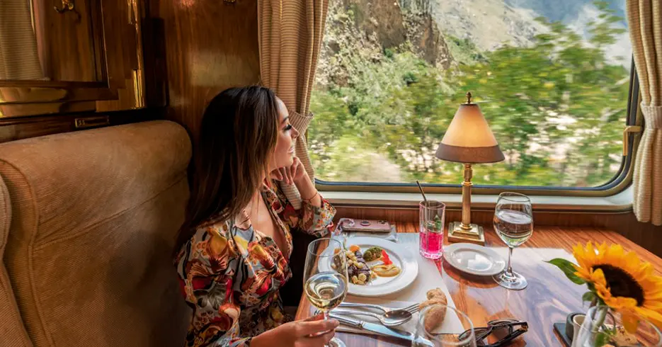 comida gourmet con vistas del valle sagrado en el tren lujo machu picchu - Hiram Bingham