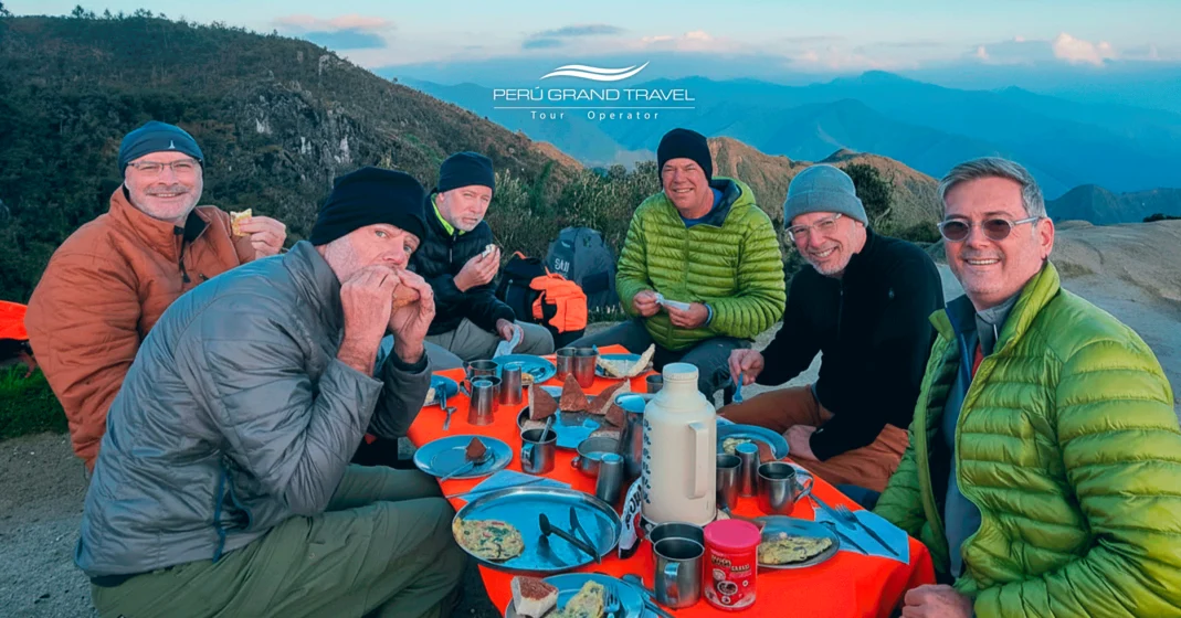 Camino Inca de 2 días vs 4 días: ¿Qué ruta es la adecuada para tu aventura en Machu Picchu? 3 comidas en camino inca, almuerzos en camino inca, viajeros en campamento comiendo