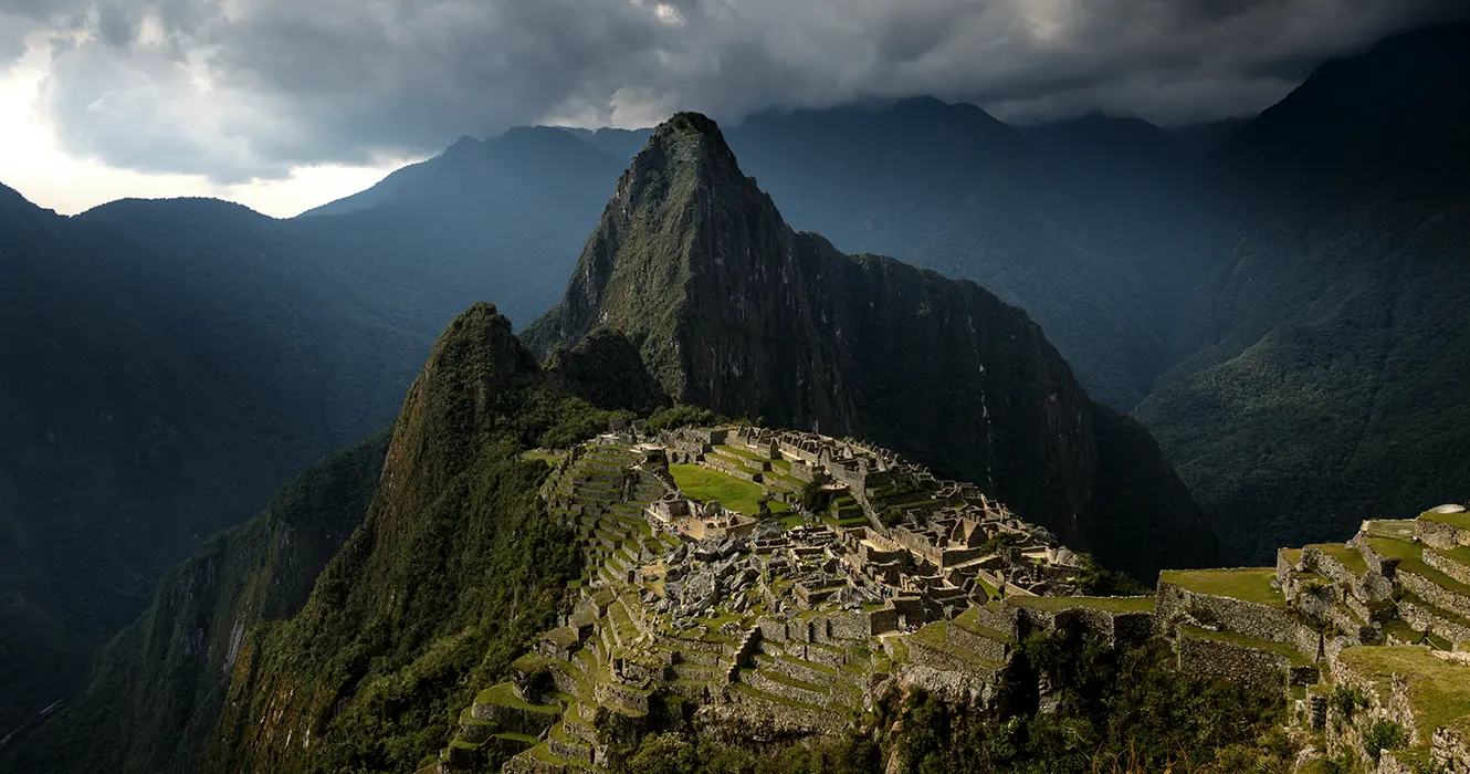 vista de machu picchu, construcciones incas y vista de los andenes y las grandes montañas que rodean a machu picchu