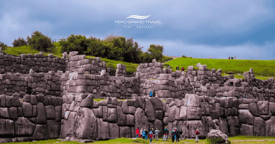 Sacsayhuamán Perú: 7 Secretos de la Gigante Fortaleza Inca 2 Vista panorámica de Cusco desde el parque arqueológico de Sacsayhuamán