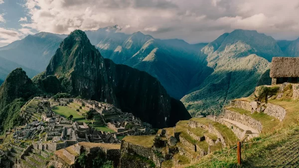 vista clasica de machu picchu con vista de la casa del guardian