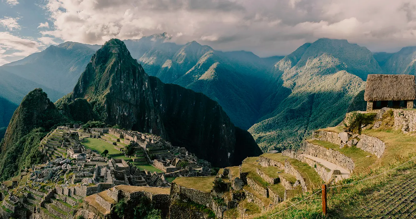 vista clasica de machu picchu con vista de la casa del guardian