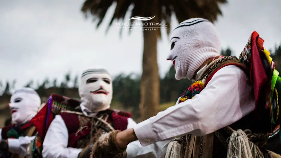 7 Secretos de la Fiesta de la Virgen del Carmen de Paucartambo: Magia, Fe y Danza en los Andes 5 danzantes de capac qolla