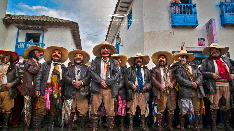 7 Secretos de la Fiesta de la Virgen del Carmen de Paucartambo: Magia, Fe y Danza en los Andes 8 danzantes majenos