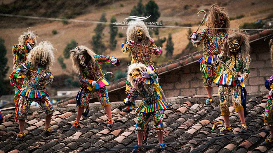 7 Secretos de la Fiesta de la Virgen del Carmen de Paucartambo: Magia, Fe y Danza en los Andes 4 danzantes saqras