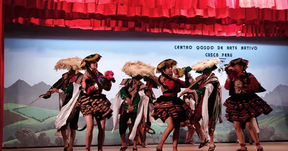 Danza típica de cusco en el centro qosqo de arte nativo en cusco Perú, se ven los trajes típicos y coloridos de esta danza