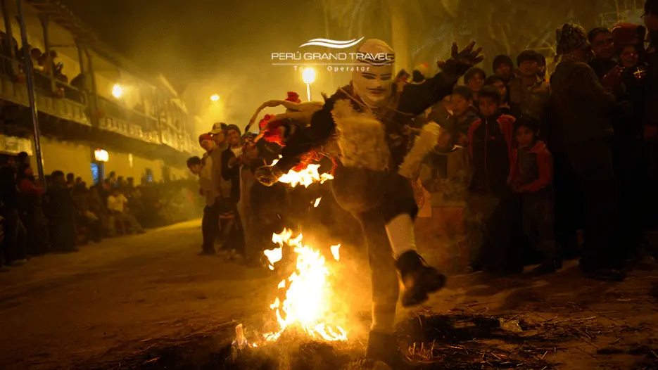 7 Secretos de la Fiesta de la Virgen del Carmen de Paucartambo: Magia, Fe y Danza en los Andes 9 dia de la guerrilla en la fiesta de la virgen del carme
