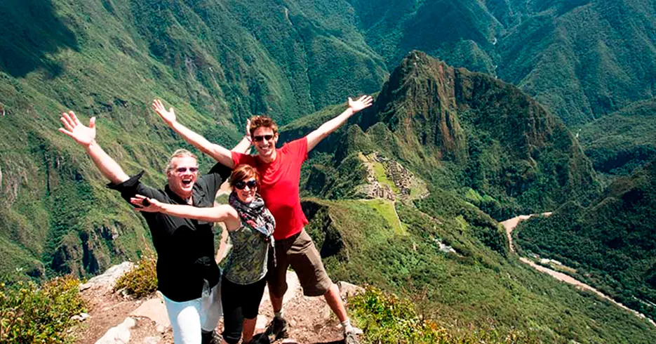disfrutando de las vistas de la montaña huayna picchu