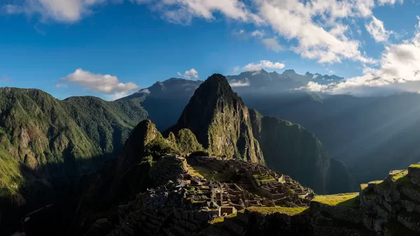 donde queda machu picchu, entre montañas y con hermosas vistas