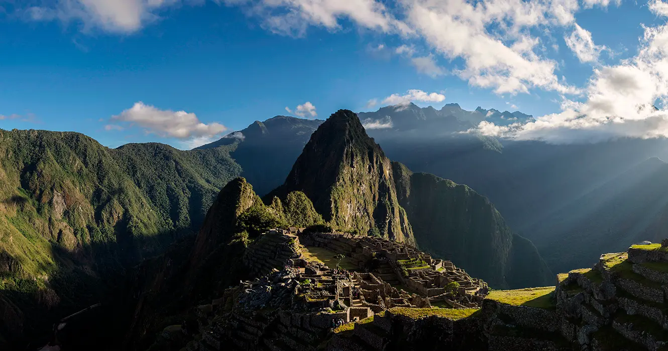donde queda machu picchu, entre montañas y con hermosas vistas