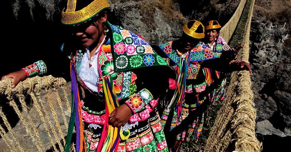 Explora Qeswachaka: el puente inca que se renueva cada año 5 Mujeres de la zona pasando por el puente qeswachaka con traje tipico