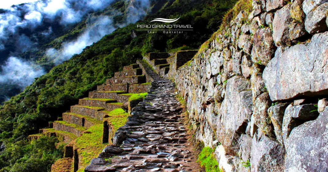 Camino Inca de 2 días vs 4 días: ¿Qué ruta es la adecuada para tu aventura en Machu Picchu? 2 entrada a machupicchu, intipunku, final de camino inca, turista en camino inca, viajero llegando a camino inca, final de camino inca de 2 dias vs 4 dias