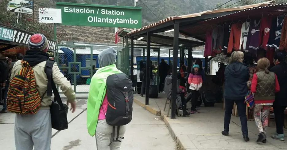 estacion de ollantaytmbo en el valle sagrado para tomar el tren de cusco a machu picchu​