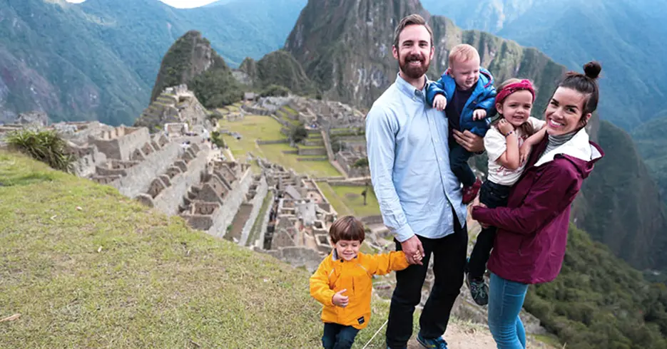 Familia feliz en Machu Picchu en el tour de Perú en 10 días, 