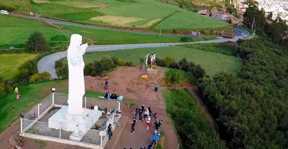gigante-estatua-de-cristo-blanco-del-cusco