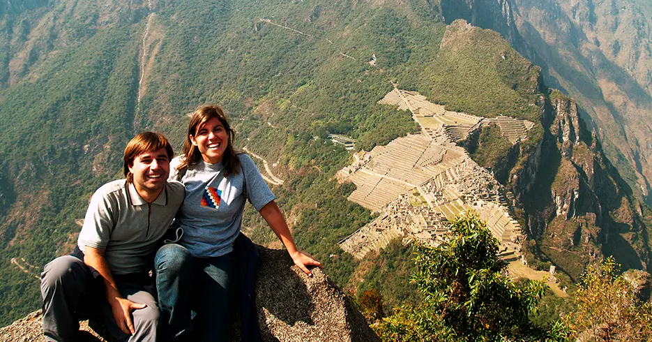 posando en la montaña huayna picchu en machu picchu cusco peru