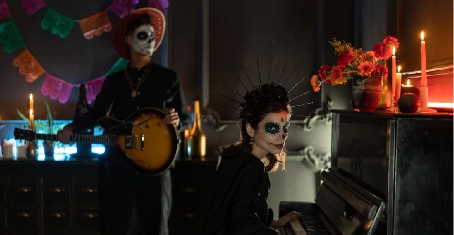 Día de la Canción Criolla vs Halloween - Las Costumbres de Perú en Octubre 6 jovenes-festejando-halloween