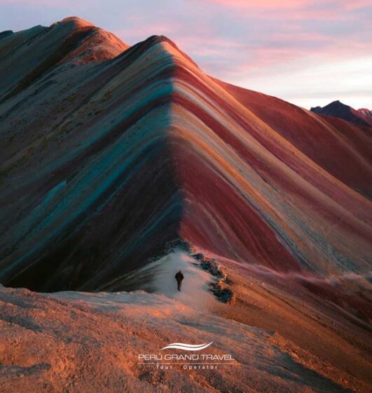 Paisaje iluminado por el sol en Vinicunca, la Montaña de 7 Colores en los Andes peruanos