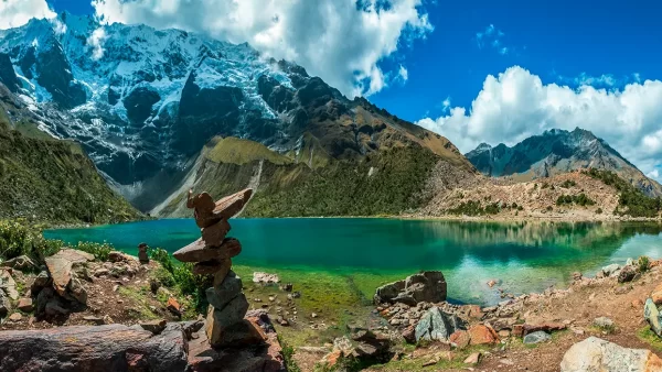 laguna humantay con sus aguas turquesas