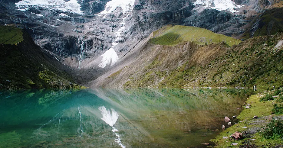 Qué ver en Cusco y alrededores: Los 15 destinos imprescindibles para tu viaje 7 laguna humantay de cusco, laguna turquesa y cristalina con mucha vegetacion verde alrededor