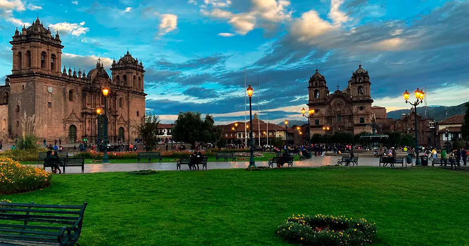 lugares para visitar en cusco plaza de armas de cusco con visat de la catedral y la compañia de jesus