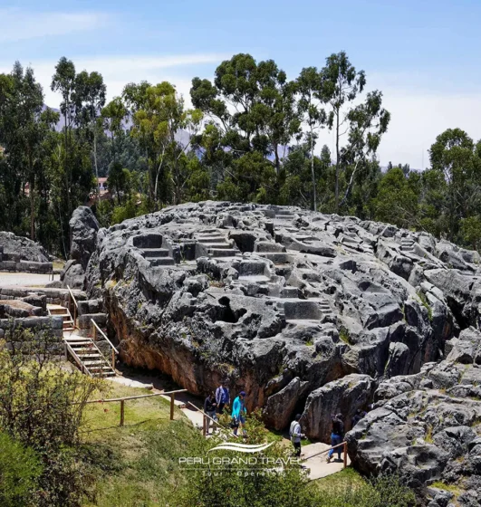 lugares turisticos en cusco quenqo tallado de piedra