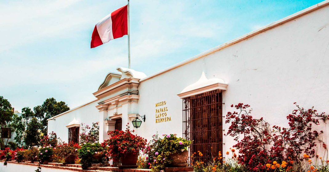 lugares turisticos lima - museo Larco y vista de la bandera peruana