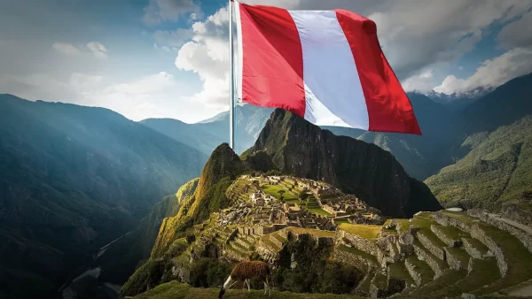 machu picchu con la bandera de peru y una vista panoramica de machu picchu
