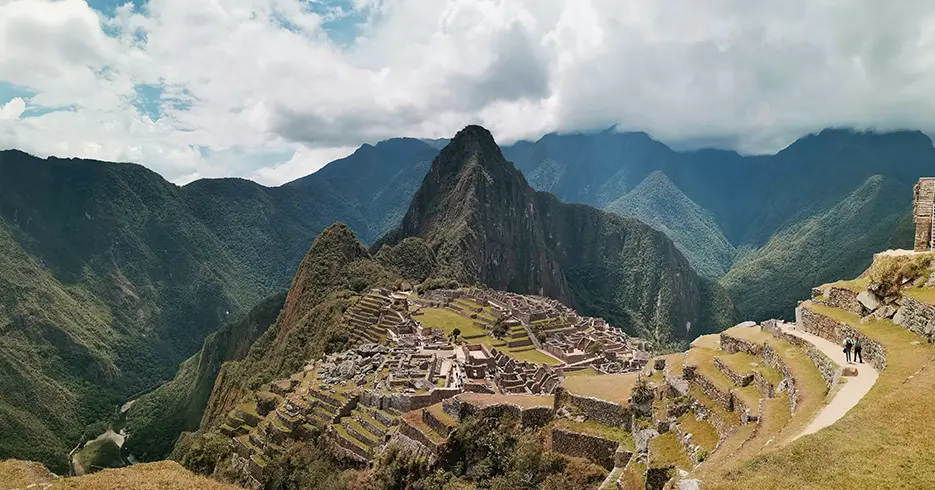Huaraz Perú Tours para Todos los Gustos: Senderismo, Cultura y Paisajes de Ensueño 6 Machu Picchu con una vista panorámica, de sus andenes, las montañas que rodean a la ciudadela y el río urubamba en la parte baja al lado izquierdo