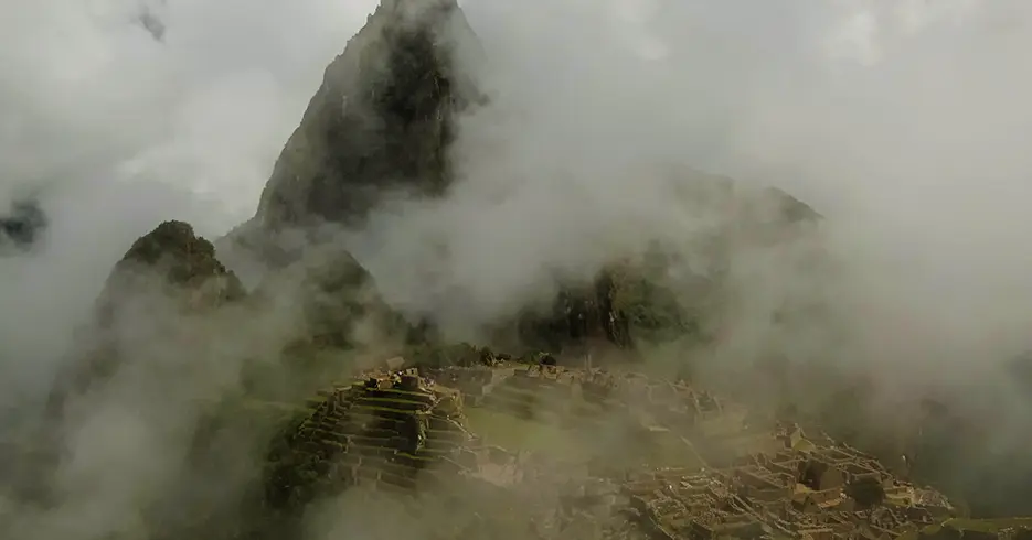 machu picchu nublado en temproada de lluvias