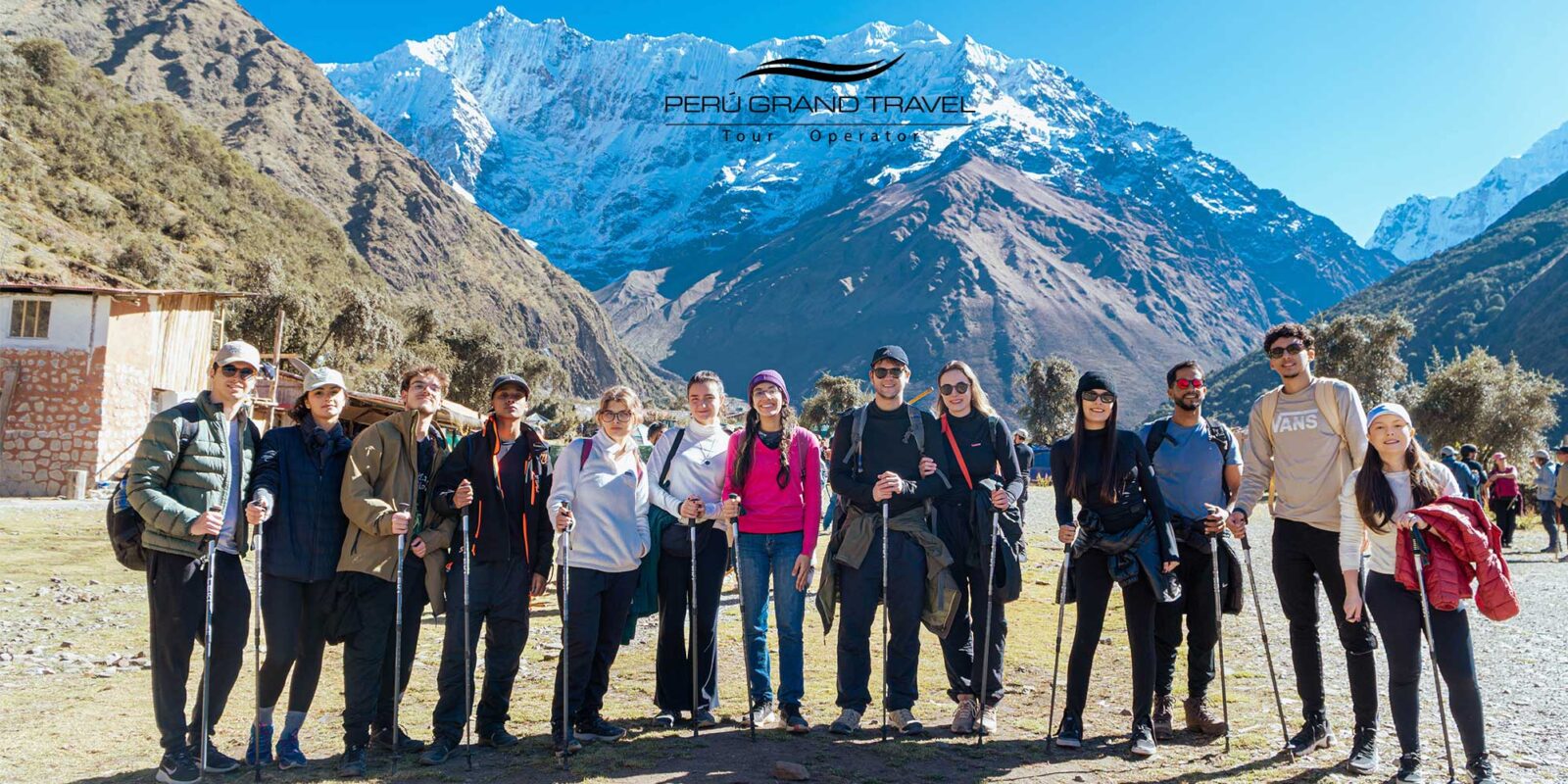 Mal de altura en Cusco: causas y cómo evitarlo 4 mal de altura en cusco - turistas en la caminata hacia la laguna humantay soraypampa
