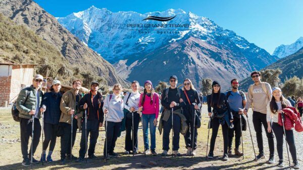 mal de altura en cusco - turistas en la caminata hacia la laguna humantay soraypampa