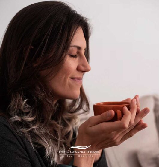 Turista tomando mate de coca en Cusco, tradicional bebida para prevenir el mal de altura en Perú