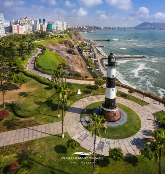 camina por el Malecón de Miraflores y contempla las olas desde su icónico faro. Uno de los lugares para pasear en Lima