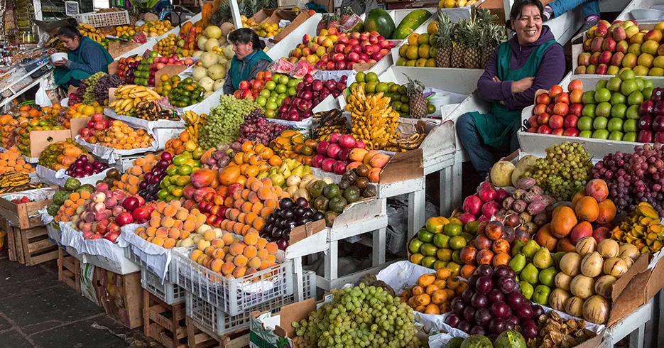 Mercado San Pedro de cusco, en las partes de la fruta, se ven manzanas, plátanos, uvas, mango, durazno, ciruela y entre otras frutas