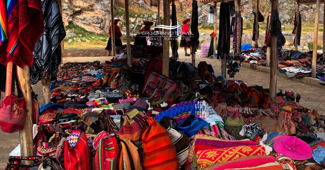 mercados en cusco - chinchero con vista de ponchos andinos, bolsos y sombreros