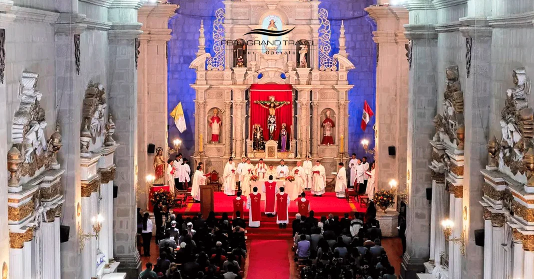 misa religiosa en la catedral de puno