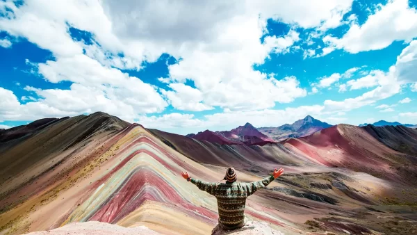 turista en la montaña 7 colores o vinicunca