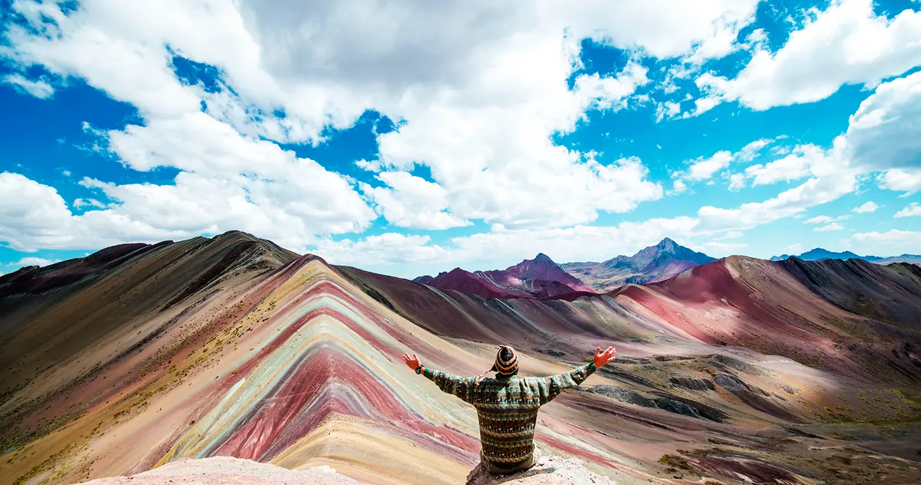 turista en la montaña 7 colores o vinicunca
